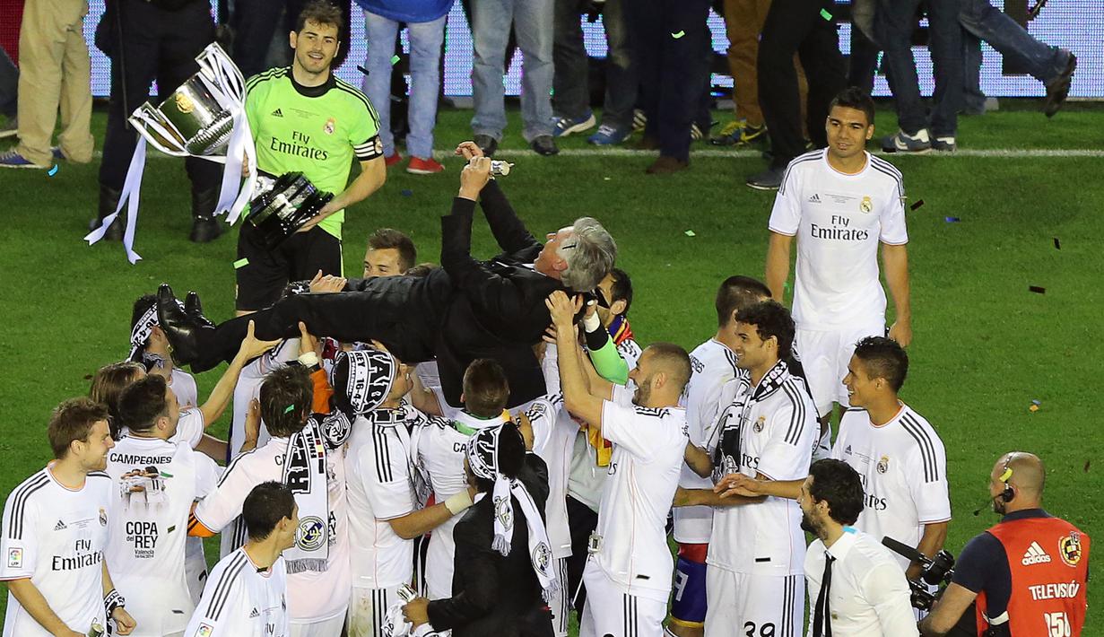 Carlo Ancelotti berhasil mempersembahkan empat trofi juara di periode pertamanya bersama Real Madrid. Yang pertama adalah trofi Copa del Rey. Real Madrid menang 2-1 atas Barcelona dalam partai final di Mestalla Stadium, 16 April 2014. (AFP/Jose Jordan)