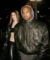 Kanye West dan Julia Fox sedang jadi sorotan. Pasangan ini terus tampil di depan publik dengan dandanan yang tak biasa.