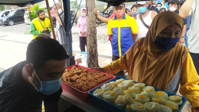 Warung makan gratis untuk semua orang di Surabaya, Jawa Timur. (Foto: Liputan6.com/Dian Kurniawan)