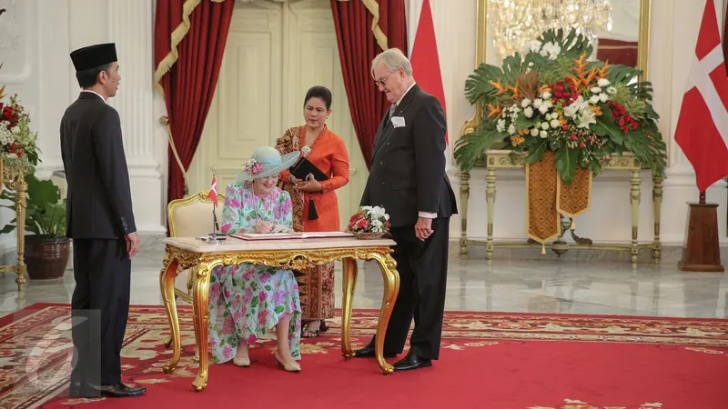 20151022-Jokowi Sambut Kedatangan Ratu Denmark di Istana-Jakarta