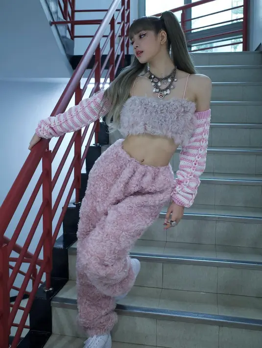 Lisa dengan outfit serba pink yang lembut. Strappy cropped top bulu berwarna merah muda, dipadunya dengan lengan terpisah, dan celana panjang juga dari bahan bulu bernuansa senada yang serasi. Foto: Instagram.
