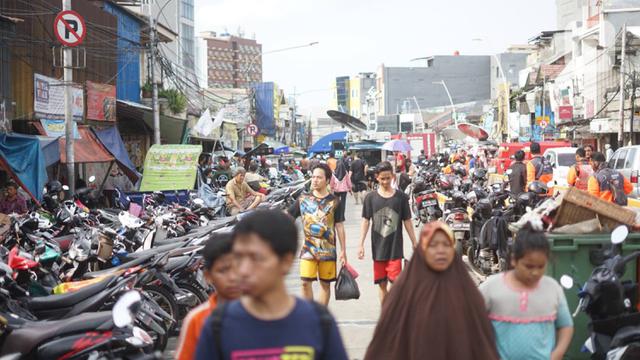 Banjir Belum Surut, Jalan Jatinegara Barat Dipenuhi Kendaraan dan Pengungsi