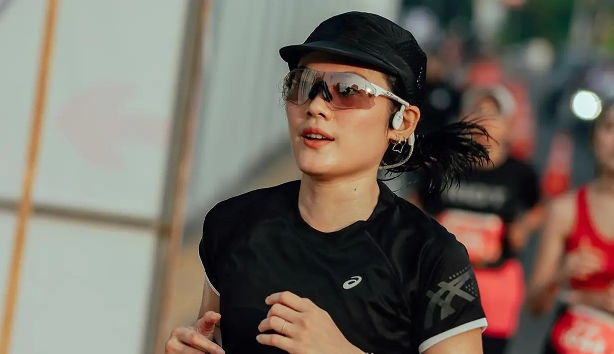 Dalam unggahanya, Sheryl pun mengaku bangga pada dirinya sendiri. Pasalnya, ia berhasil menorehkan rekor baru untuk diri sendiri di ajang lari marathon. (Liputan6.com/IG/@sherylsheinafia)
