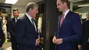 Usai laga persahabatan internasional melawan Peru di Stadion Wembley, London,  (31/5/2014), Pelatih "The Three Lion", Roy Hodgson (kiri) berbincang serius dengan Presiden Asosiasi Sepakbola Inggris, Pangeran William. (REUTERS/Michael Regan)