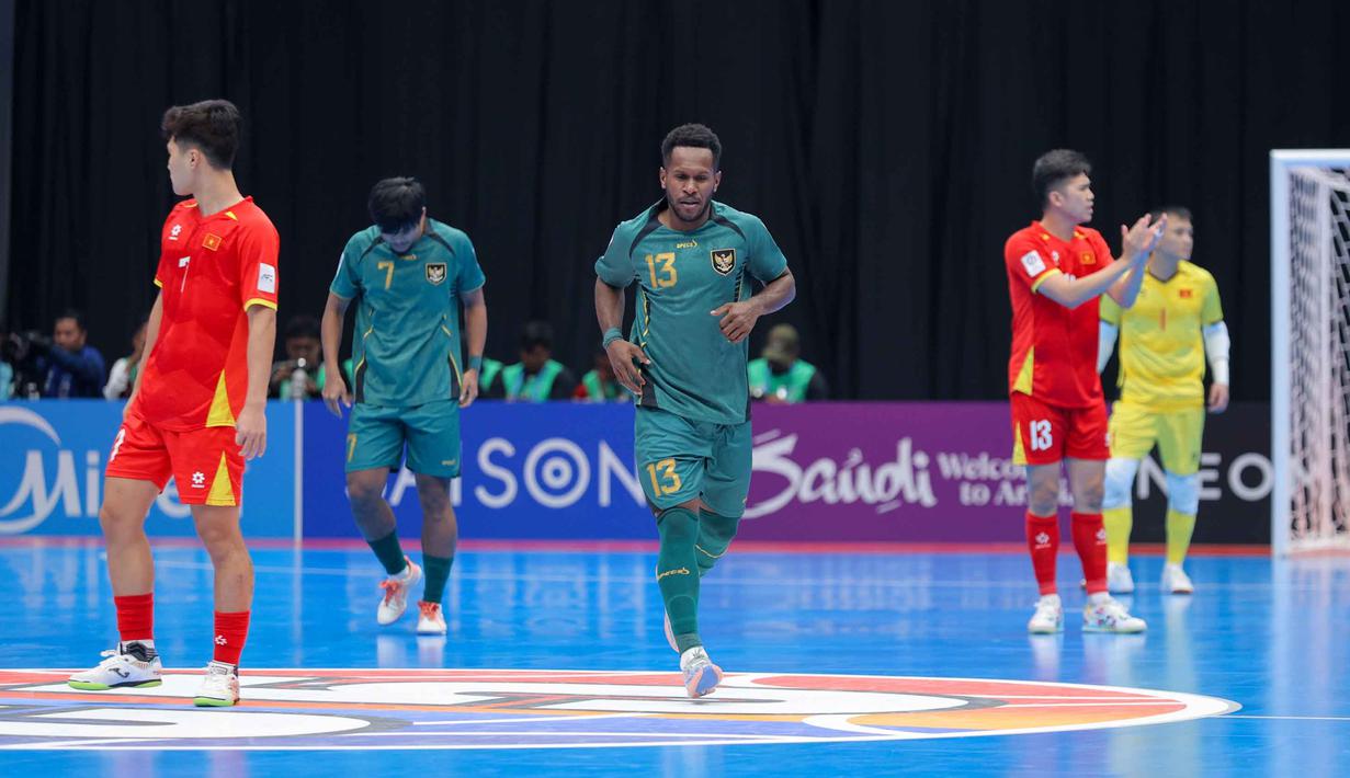 Meski mendapat tekanan di tiga menit pertama, Timnas Futsal Indonesia berhasil unggul lebih dulu lewat aksi Wendy Brian Lindrey (Brian Ick). Tampak dalam foto, Wendy Brian Lindrey (tengah) berlari usai mencetak gol pertama untuk Timnas Futsal Indonesia saat melawan Vietnam pada babak perempat final Piala Asia Futsal 2026 di Indonesia Arena, Kompleks Gelora Bung Karno, Senayan, Jakarta, Selasa (3/2/2026). (Bola.com/Bagaskara Lazuardi)