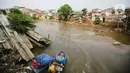 Banyaknya aktivitas manusia yang merusak alam, Sungai Ciliwung yang terkenal dengan kejernihan airnya berubah menjadi kecoklatan akibat limbah dan sampah. (Liputan6.com/Faizal Fanani)