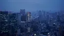Gambar pada 19 Agustus 2019 memperlihatkan pemandangan cakrawala Tokyo terlihat dari dek observasi Menara Roppongi Hills. Wisatawan dapat melihat berbagai gedung pencakar langit yang semua tertata rapi di kota terkenal sibuk ini. (AP Photo/Jae C. Hong)