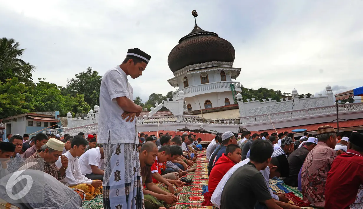 Suasana jelang Salat Jumat warga Pidie di halaman Masjid Jami Quba, Aceh, Jumat (9/12). Gempa berkekuatan 6,5 SR telah merobohkan ratusan bangunan termasuk Masjid Jami Quba. (Liputan6.com/Angga Yuniar)