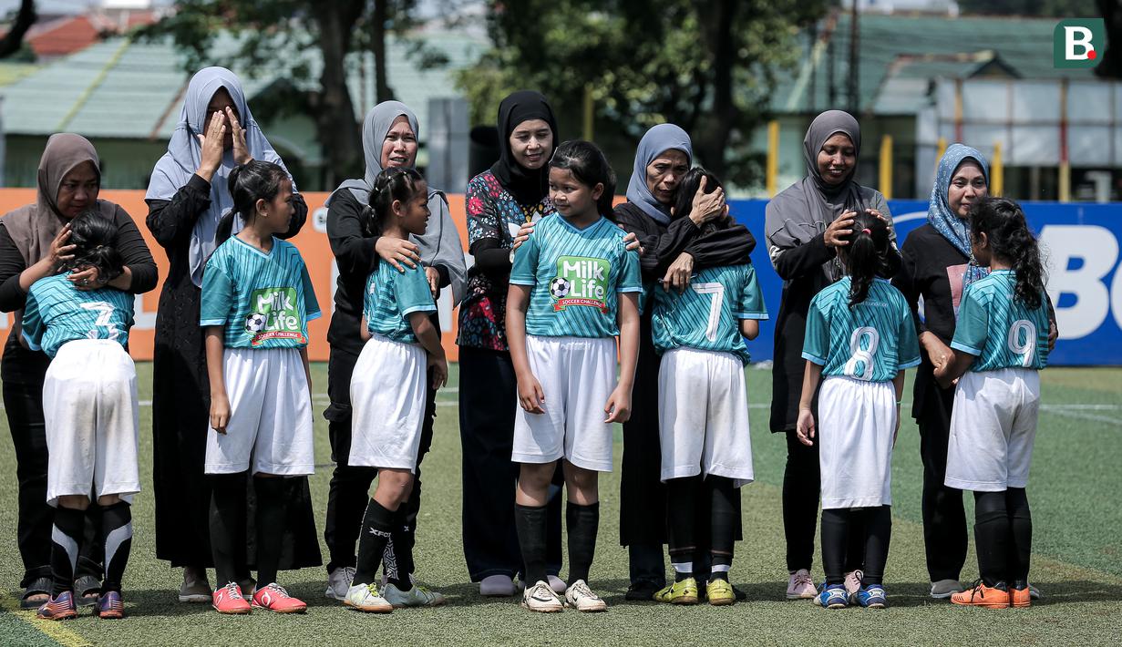 <p>Para pemain dari SDN Gedong 03 didampingi oleh para ibunya saat laga final MilkLife Soccer Challange Jakarta 2025 kelompok umur 10 tahun melawan SDN Pulogebang 13 yang berlangsung di Kingkong Soccer Arena, Cijantung, Jakarta Timur pada Minggu (04/05/2025). (Bola.com/Bagaskara Lazuardi)</p>