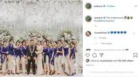 Mantan Kapolsek Kembangan Kompol Fahrul Sudiana dan istri berfoto bersama para bridesmaid. (dok. Instagram @awkarin/https://www.instagram.com/p/B-CP3Htpvs9/Dinny Mutiah)