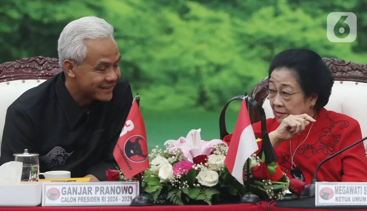 Megawati bersama Ganjar Pranowo menerima Oesman di ruang tamu lantai 3, DPP PDIP. Sekjen PDIP dan Eriko Sotarduga menyaksikan momen tersebut. (Liputan6.com/Angga Yuniar)