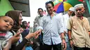 Bacagub DKI Jakarta, Yusril menyalami warga gusuran kampung pasar ikan, Jakarta, Rabu (20/4). Yusril datang untuk melihat kondisi warga yang tetap bertahan tinggal di perahu. (Liputan6.com/Yoppy Renato)