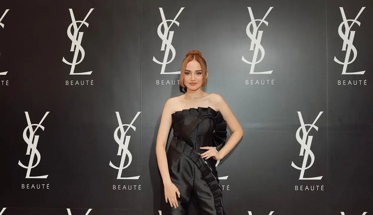 Hadir di salah satu acara kecantikan, Syifa Hadju memilih outfit serba hitam. Ia memesona dalam balutan strapless jumpsuit hitam dengan garis tepi yang cantik. [Foto: Instagram/syifahadju]