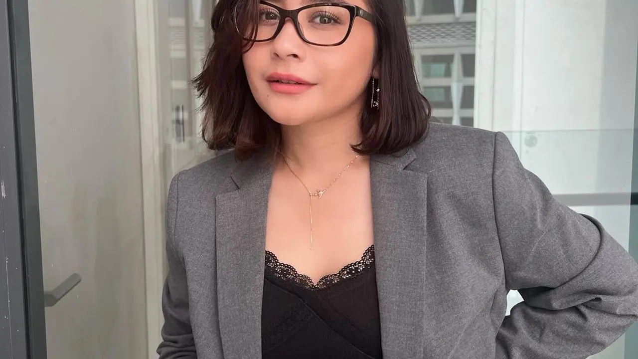8 Inspirasi Outfit Ngantor dari Prilly Latuconsina Khas Budak Korporat Bertubuh Petit