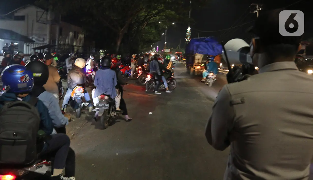 Pemudik motor memadati perbatasan Bekasi-Karawang di Kedungwaringin, Kabupaten Bekasi, Jawa Barat, Minggu (9/5/2021). Pada H-3 jelang Hari Raya Idul Fitri 1422H petugas gabungan dari TNI,Polri,Dishub dan Satpol PP memperketat penjagaan pemudik di perbatasan. (Liputan6.com/Herman Zakharia)