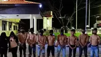 Tim gabungan Street Hunter Polres Gorontalo Kota mengamankan 11 orang remaja tanggung yang menggelar pesta miras di tengah pemberlakuan Pembatasan Sosial Berskala Besar (PSBB) di wilayah tersebut. (Liputan6.com/ Arfandi Ibrahim)