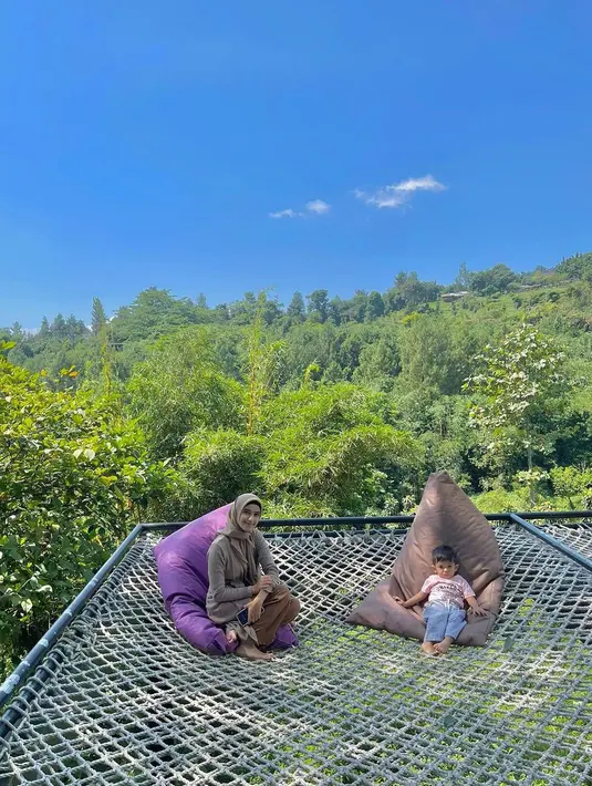 Ia menghabiskan banyak waktu dengan sang anak untuk memastikan ia dapat cukup kasih sayang. [Instagram.com/nadyamustikarahayu]