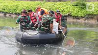 Kapolda Metro Jaya Irjen Pol Karyoto bersama Pangdam Jaya/Jayakarta Mayjen TNI Mohamad Hasan saat membersihkan Kali Ciliwung di kawasan RPTRA Kalijodo, Jakarta, Selasa (15/8/2023). Kegiatan tersebut bertema Grebeg Kali Ciliwung. (Liputan6.com/Herman Zakharia)