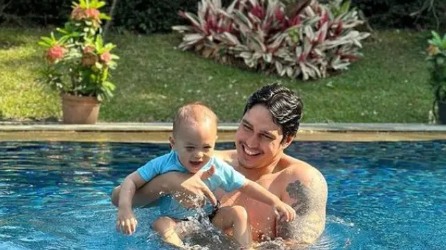 Potret Archie berenang bersama sang Ayah (Sumber: Instagram/@marcelchandra dan Instagram/@deasypriscilla)