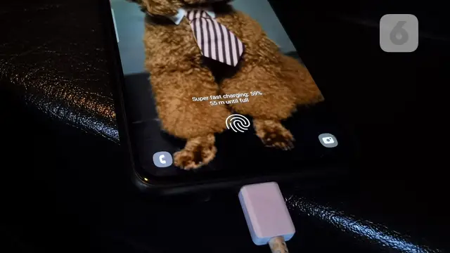 Isi daya baterai ponsel merek lain menggunakan Oppo 80W SUPERVOOC Car Charger. Liputan6.com/Iskandar