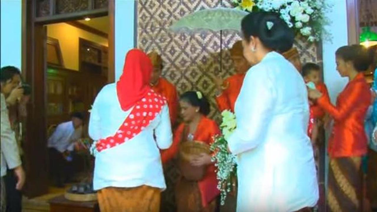 Ritual dodol dawet di pernikahan Kahiyang Ayu