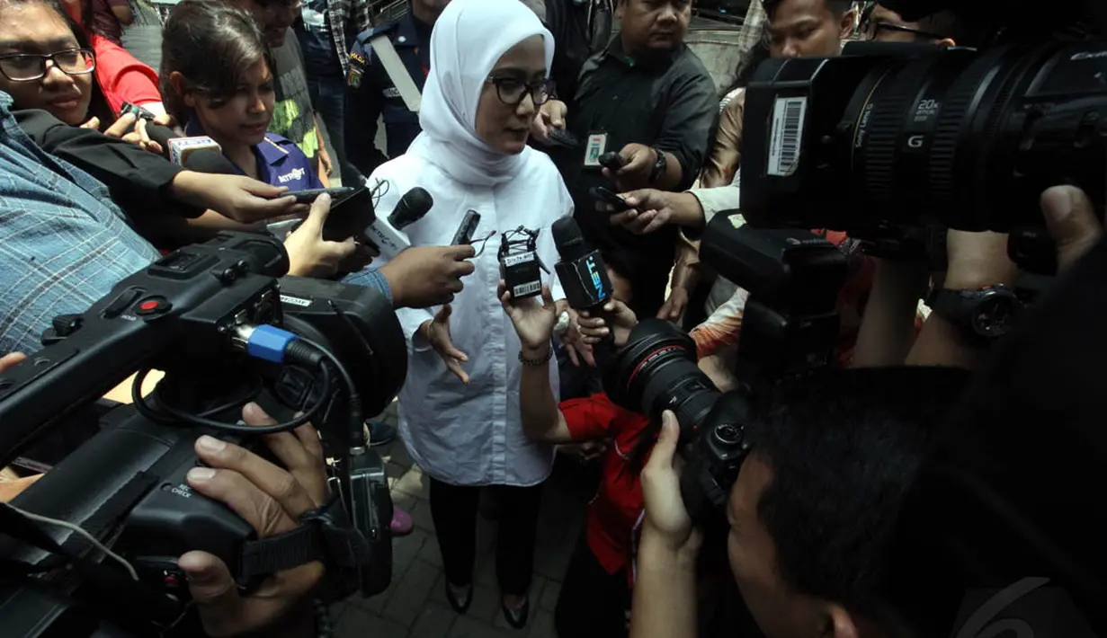 Iti Octavia Jayabaya diperiksa sebagai saksi bagi mantan kandidat dalam Pilkada Lebak 2013, Amir Hamzah dan Kasmin yang dijerat sebagai tersangka, Jakarta, (21/10/14). (Liputan6.com/Panji Diksana)