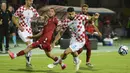 Pemain Kroasia, Josko Gvardiol, berebut bola dengan pemain Armenia, Vahan Bichakhchyan, pada laga Kualifikasi Euro 2024 di Stadion Vazgen Sargsyan Republican, Armenia, Senin (11/9/2023). Kroasia menang dengan skor 1-0. (AFP/Karen Minasyan)