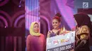 Ekspresi Putri usai dinobatkan sebagai juara dua Dangdut Academy 4 atau D'Academy 4 di Studio 5 Indosiar, Jakarta, Jumat (19/5). Sedangkan Putri di juara kedua akan mendapatkan hadiah uang tunai sebesar Rp 100 juta. (Liputan6.com/Faizal Fanani)