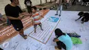 Kampanye aksi sekaligus penandatanganan spanduk “Deklarasi Hidup Tanpa Hoax dan Fitnah di kawasan Car Free Day Bundaran HI, Jakarta, Minggu (29/1). Aksi itu untuk meningkatkan kewaspadaan terhadap berita hoax dan fitnah. (Liputan6.com/Faizal Fanani)