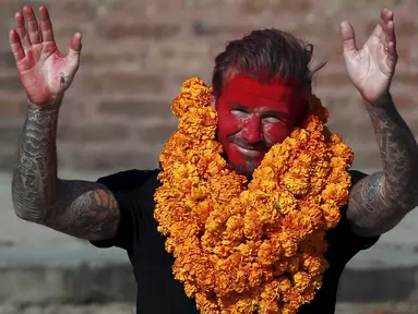 David Beckham melambai ke arah penggemarnya setelah selesai melakukan pertandingan amal untuk mengumpulkan dana bagi UNICEF di kota tua Bhaktapur, Nepal, Jumat (6/11). (REUTERS / Navesh Chitrakar)