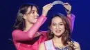 <p>Perhelatan Miss Celebrity Indonesia 2023 baru saja selesai. Nama Shella Anggia Putri keluar sebagai pemenang. Menarik, karena mahkota Miss Celebrity diserahkan dan dipakaikan langsung oleh Mawar Eva de Jongh sebagai juara di tahun 2015. [Foto: Document/FIMELA]</p>