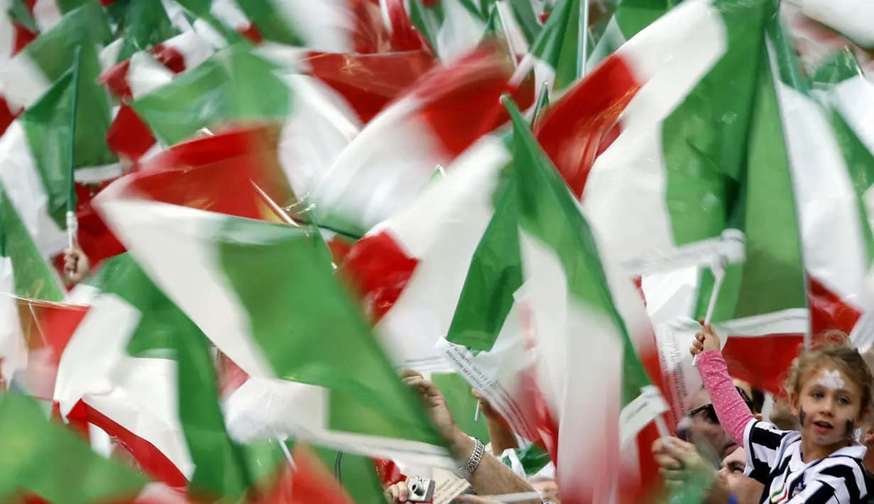 Bendera Italia terus dikibarkan para suporter Juventus saat selebrasi gelar scudetto serie A di Turin, (18/5/2014). (REUTERS/Alessandro Garofalo)