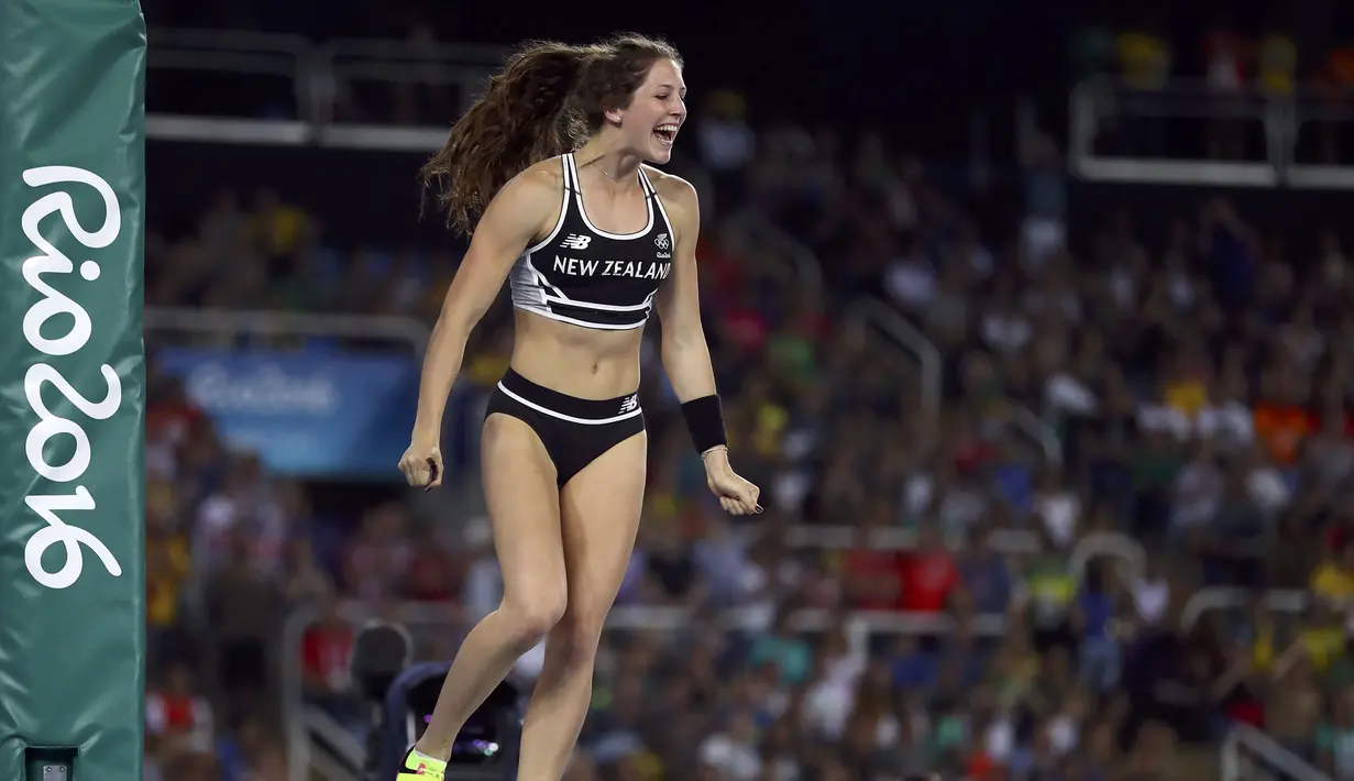 Ekspresi Eliza McCartney setelah berhasil melewati mistar pada final  Olimpiade Rio 2016 di Olimpic Stadium, Brasi, (20/8/2016). (REUTERS/Kai Pfaffenbach)