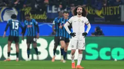 Pemain Chelsea, Marc Cucurella, tampak kecewa setelah menelan kekalahan dari Atalanta pada matchday 6 fase grup Liga Champions 2025/2026 di New Balance Arena, Rabu (10/12/2025). (AP Photo/Antonio Calanni)