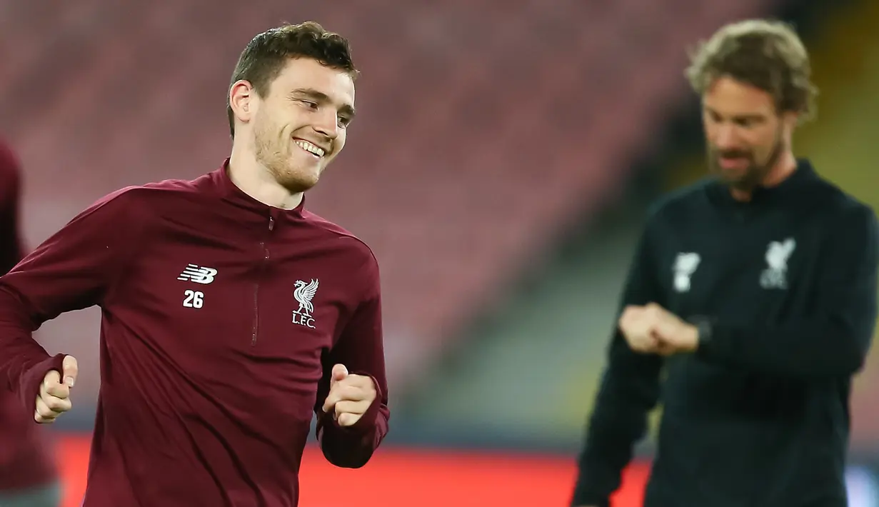 Bek Liverpool, Andrew Robertson tersenyum saat melakukan pemanasan jelang menghadapi Napoli pada grup C Liga Champions di stadion San Paolo di Naples, Italia (2/10). (AFP Photo/Carlo Hermann)