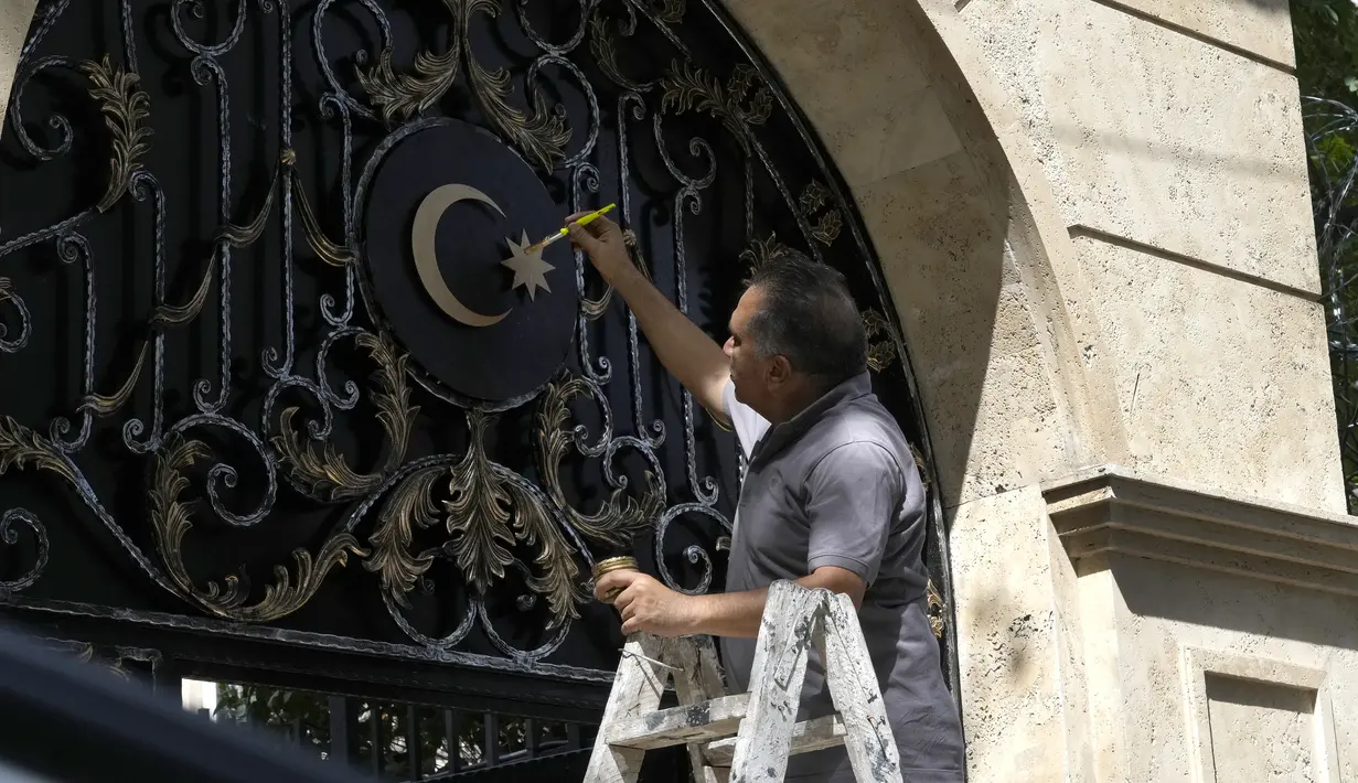 Sebuah sumber di kedutaan Azerbaijan di Teheran kepada The Associated Press mengatakan kedutaan tersebut telah melanjutkan operasinya di ibukota Iran. (AP Photo/Vahid Salemi)