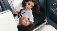 Selena Gomez dan Benny Blanco dalam pemotretan dengan majalah Interview. (dok. Instagram @interviewmag/https://www.instagram.com/p/DGDnz_suL5g/?img_index=1/Dinny Mutiah)