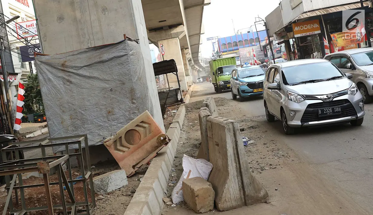 Kendaraan melintasi Jalan Panglima Polim Raya yang mengalami penyempitan di Jakarta, Rabu (8/8). Penyempitan jalan terjadi karena adanya proyek MRT dan perbaikan jalan. (Liputan6.com/Immanuel Antonius)