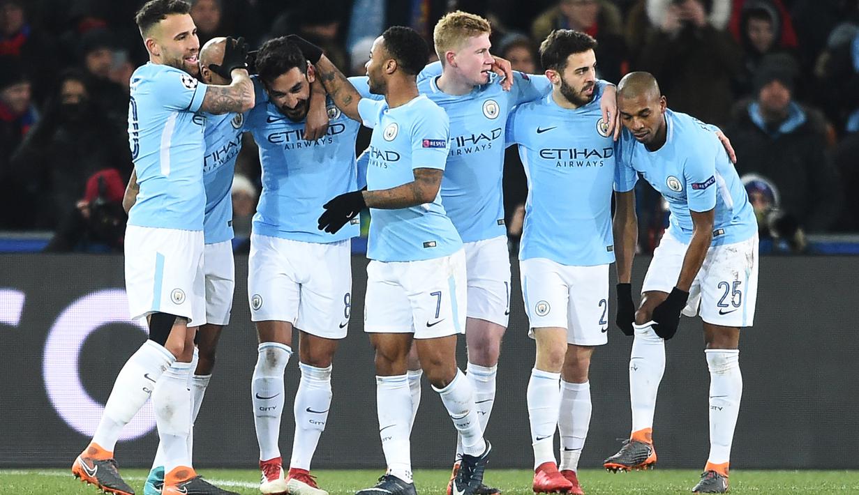Para pemain Manchester City merayakan gol Ilkay Gundogan (3kiri) saat melawan Basel pada laga 16 besar Liga Champions di Saint Jakob-Park Stadium, Basel, (13/2/2018). Manchester City menang 4-0. (AFP/Sebastian Bozon)