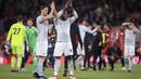 Pemain Manchester United, Romelu Lukaku dan Nemanja Matic (kiri) memberikan salam kepada fans usai melawan AFC Bournemouth pada lanjutan Premier League di Vitality Stadium, Bournemouth, (18/4/2018). MU menang 2-0. (Adam Davy/PA via AP)