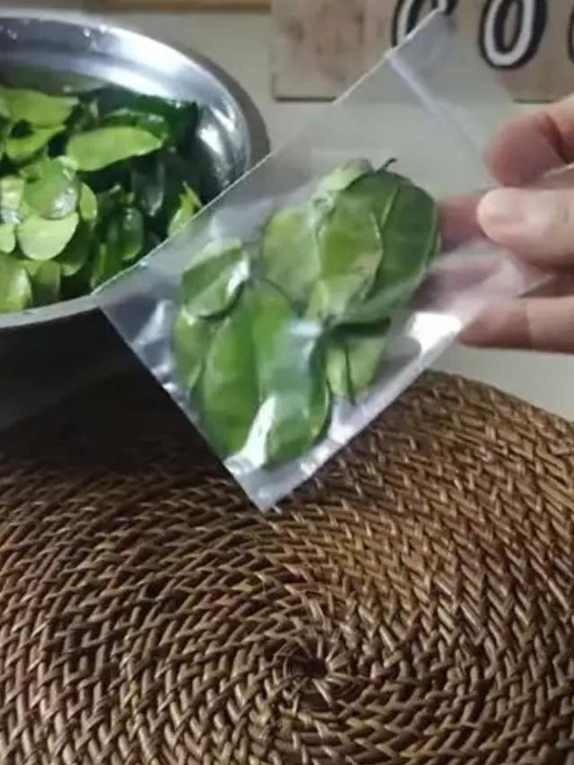 Masukkan Daun Jeruk ke dalam Ziplock