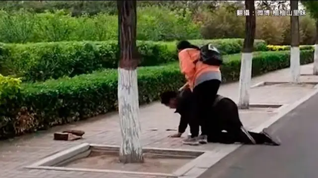 Ayah Berlutut di Depan Anak Karena Tidak Bisa Belikan iPhone
