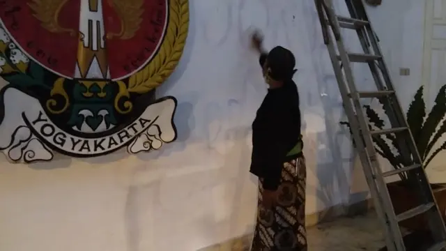 7 Potret Warga Jogja Bersih-bersih Bekas Demo di Malioboro, Tuai Pujian