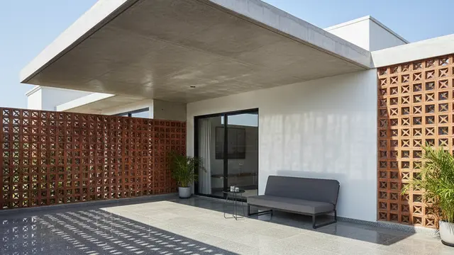 Model Teras Rumah Lahan Terbatas dengan Sirkulasi Udara Maksimal. AI