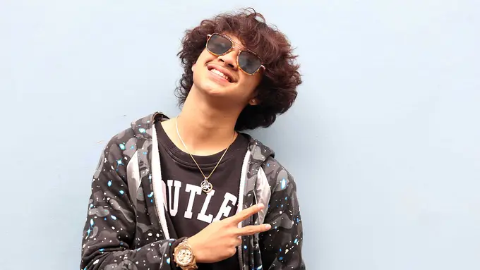 [Bintang] Bastian Steel