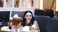Krisdayanti hadir di rapat di Senayan, Jakarta, membahas UU Kesehatan yang disahkan DPR RI. Rapat itu dihadiri Menteri Kesehatan RI, Budi Gunadi Sadikin. (Foto: Dok. Instagram @krisdayantilemos)