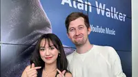 Happy Asmara dan DJ Alan Walker bertemu di kantor YouTube Indonesia. (Instagram @happy_asmara77)
