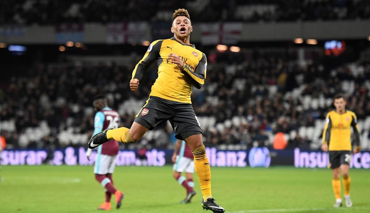 Menit ke-84, The Gunners kembali menambah gol. Kali ini, sebuah tembakan melengkung Alex Oxlade-Chamberlain mengarah tepat di pojok kiri gawang West Ham United. (AFP/Justin Tallis)