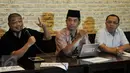 Romo Benny Susatyo (kiri) saat menggelar konferensi pers terkait Setya Novanto, Jakarta, Minggu (29/11/2015). Koalisi Bongkar Mafia Parlemen mendesak Setnov untuk mundur.(Liputan6.com/Johan Tallo) 