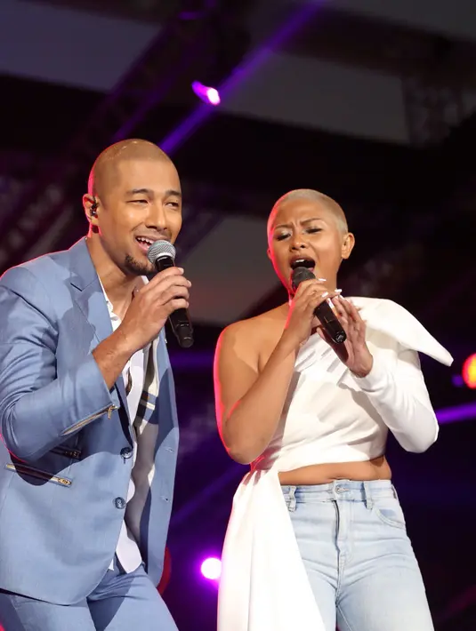 "Lagu ini saya dedikasikan untuk Om Ireng. Sedih rasanya," ucap Marcell diiringi tepuk tangan penonton tanda mengapresiasi Ireng Maulana. (Andy Masela/Bintang.com)